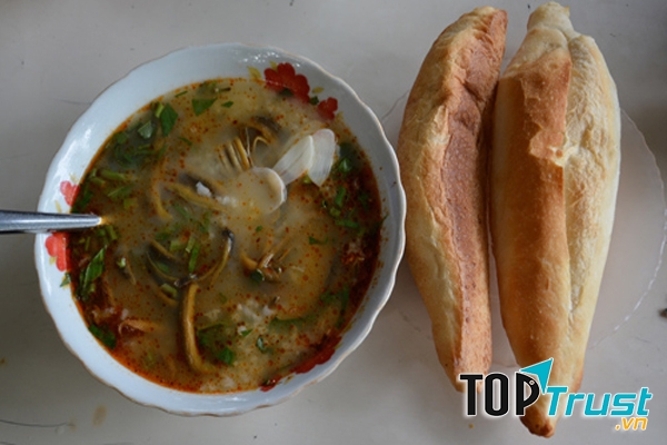 Bánh mì chấm cháo lươn