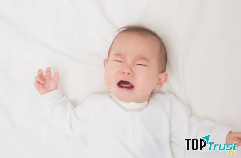 Thậm chí là quấy khóc cả đêm không ngủ (Ảnh minh họa)