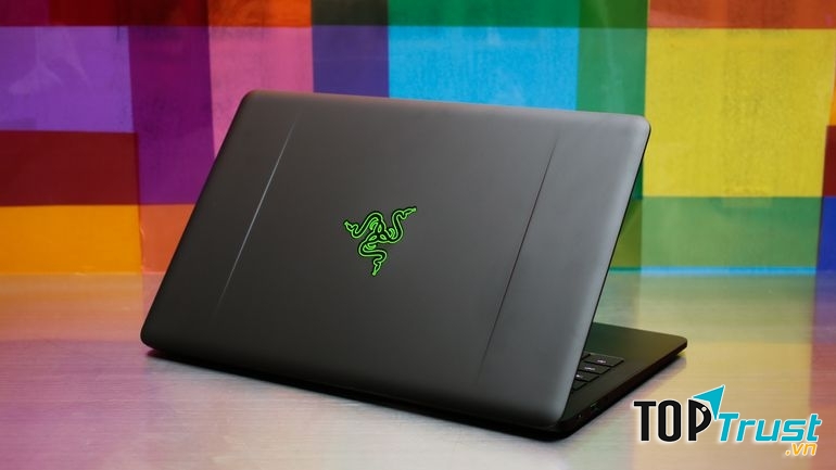 Chiếc laptop Razer Blade Stealth được xếp vào phân khúc hàng Ultrabook nhờ sự mỏng nhẹ của mình