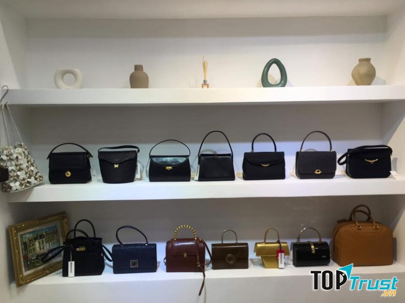 Cửa hàng của ReBags được chị em đánh giá rất cao khi bày biện như những shop chuyên bán đồ mới với cách trang trí đẹp mắt