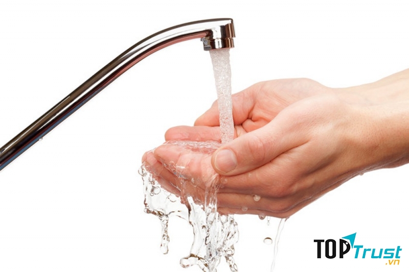 Không nên rửa tay bằng nước nóng