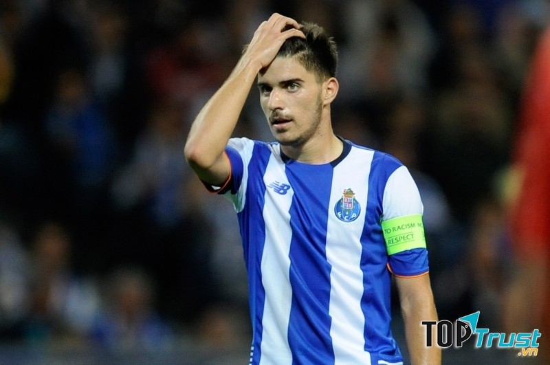 Ruben Neves từng đeo băng thủ quân của FC Porto