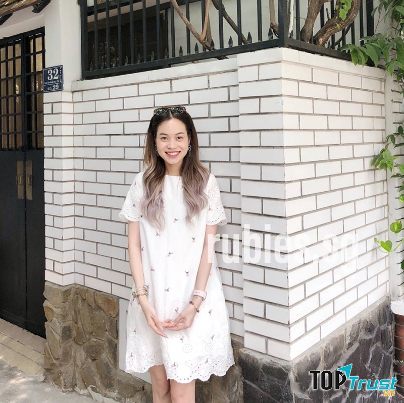 Mẫu mã nổi bật nhất tại shop chính là những chiếc váy nữ tính, xinh đẹp