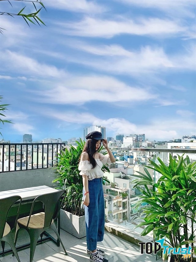 Khách hàng check in tại quán