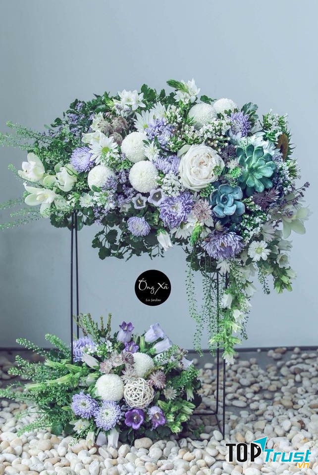 Thanh lịch từ màu sắc đến cách kết hợp các đóa hoa. Ảnh từ facebook của shop