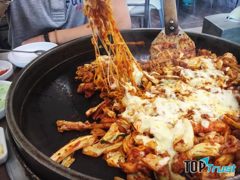 Chảo gà xào bắp cải phô mai bắt mắt