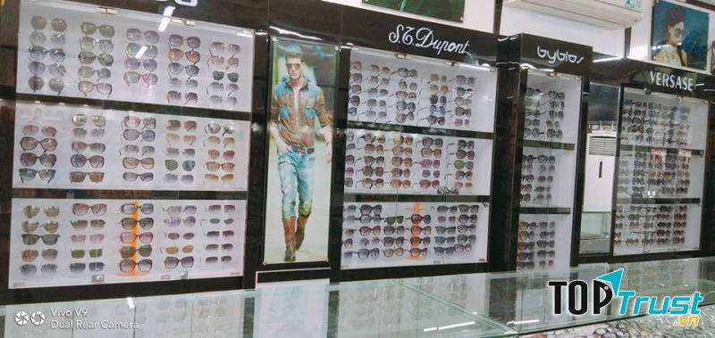 Các mẫu kính được trưng bày tại shop