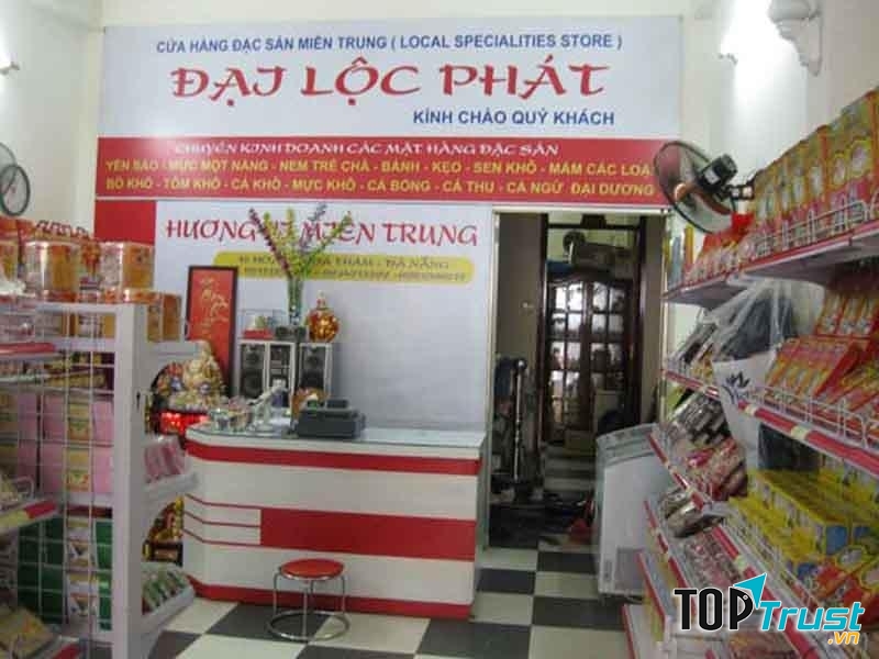 Không gian mua sắm tại siêu thị đặc sản Đại Lộc Phát.