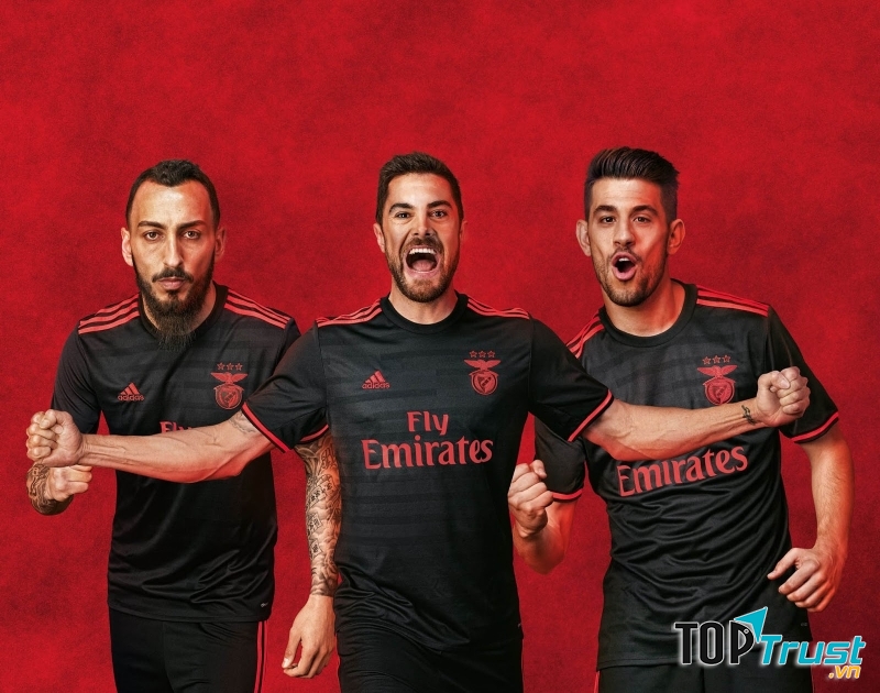 Các cầu thủ Benfica trong trang phục sân khách