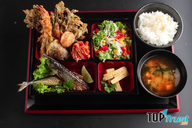 Đến với Sora Maki bạn không chỉ được thưởng thức hương vị tuyệt hảo mà còn được mãn nhãn qua phong cách trình bày đẹp mắt