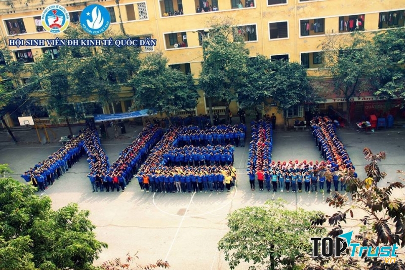 Hoạt động xếp chữ trong chuỗi kỷ niệm ngày hội học sinh sinh viên