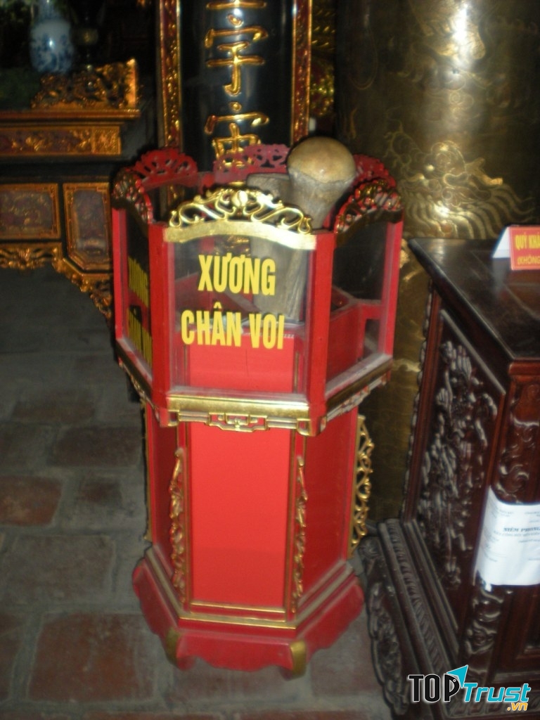 Đôi chân xương voi ngày nay vẫn ngày ngày được du khách chạm tay cầu mong may mắn