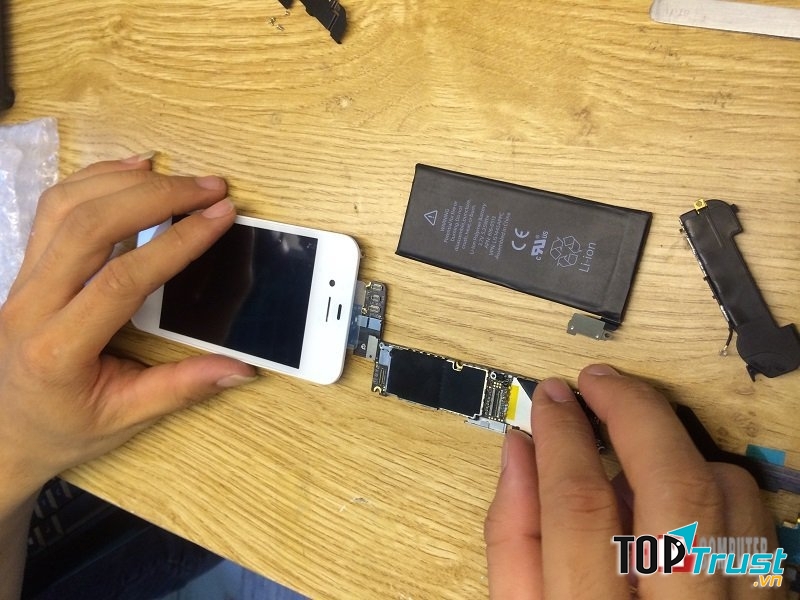 Kỹ thuật viên HNCOM sửa chữa iPhone cho khách hàng