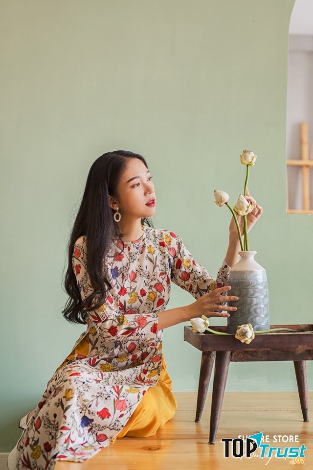 Mẫu áo dài thêu tay trên nền vải toan lụa của shop đang rất được ưa chuộng vì có những hoạ tiết thêu cổ điển được kết hợp với các màu sắc nền nã