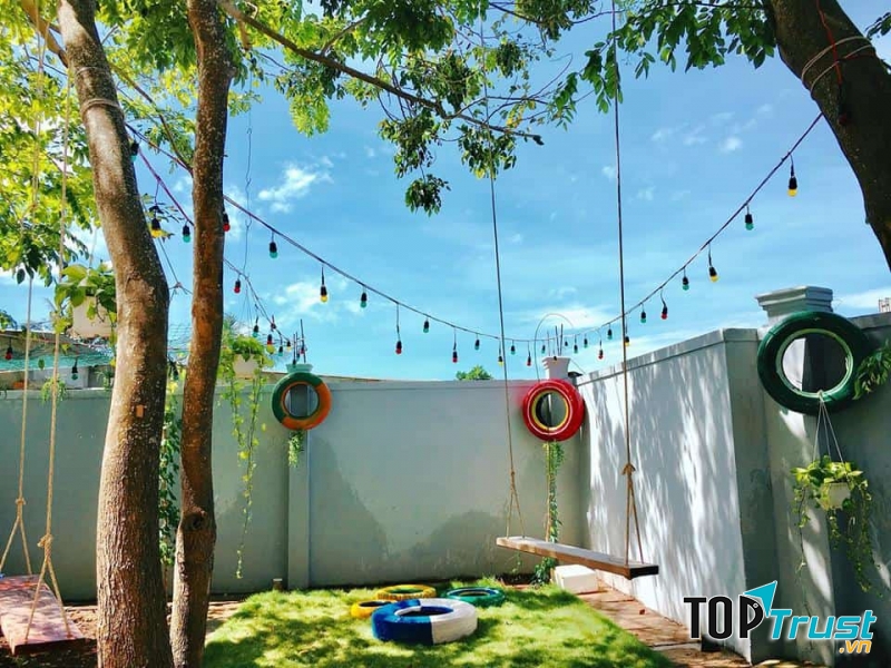 Trang trí của homestay khá hay ho với lốp xe cũ và đèn chùm