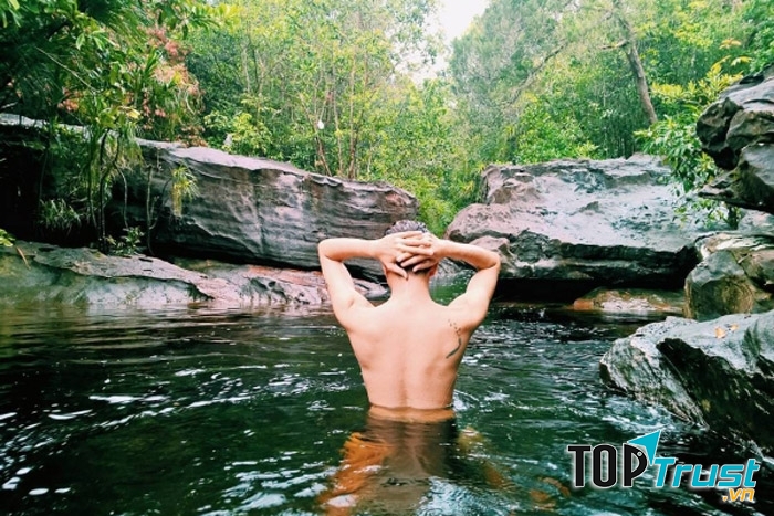 Làn nước mát trong vắt tại suối Đá Bàn