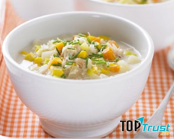 Để có một giấc ngủ ngon, các chuyên gia dinh dưỡng khuyên rằng nên thưởng thức súp nóng làm món ăn dặm vào buổi tối bởi trong súp có nhiều rau củ cung cấp chất xơ cho quá trình phân giải thức ăn được diễn ra nhanh chóng, xóa tan cảm giác đầy bụng mệt mỏi.