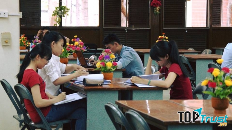 Sinh viên tham gia học tập tại thư viện