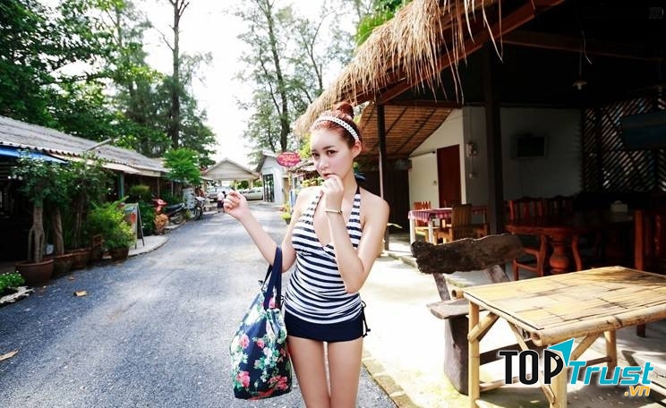 Đặc điểm để phân biệt tankini đó là phần áo được thiết kế giống như một chiếc áo bình thường