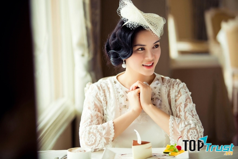 Lý Nhã Kỳ sang trọng, quý phái trong phong cách makeup của Tee Le