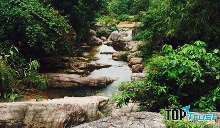 Thác nước Hang Chiêng