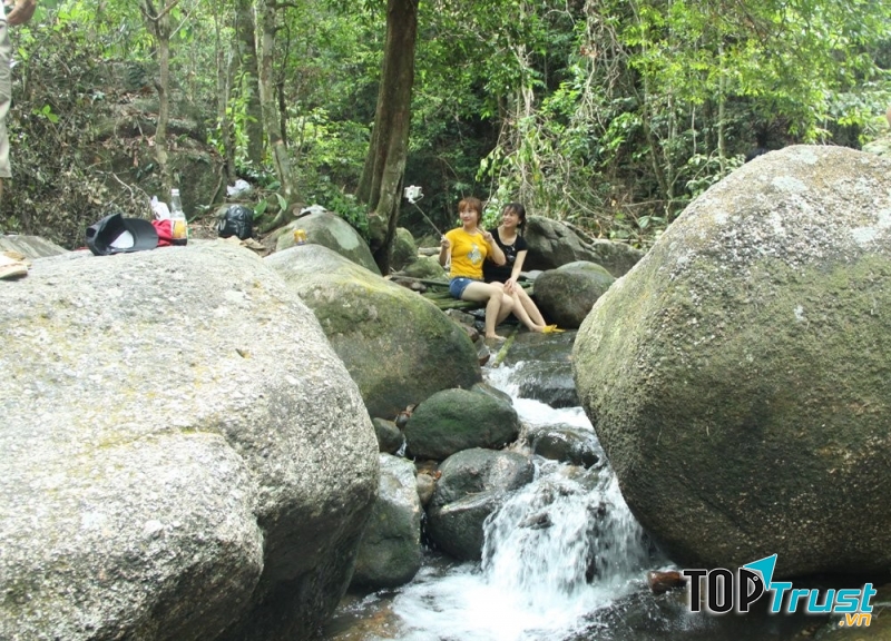 Thác nước Hang Chiêng