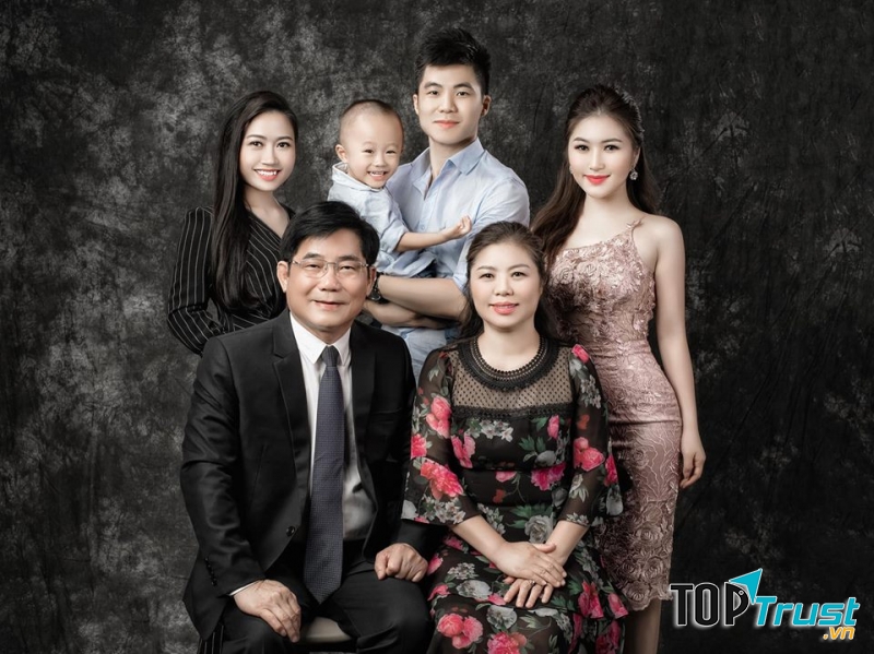 Gia đình ca sĩ Hương Tràm lựa chọn Thái Bảo Studio chụp ảnh gia đình.