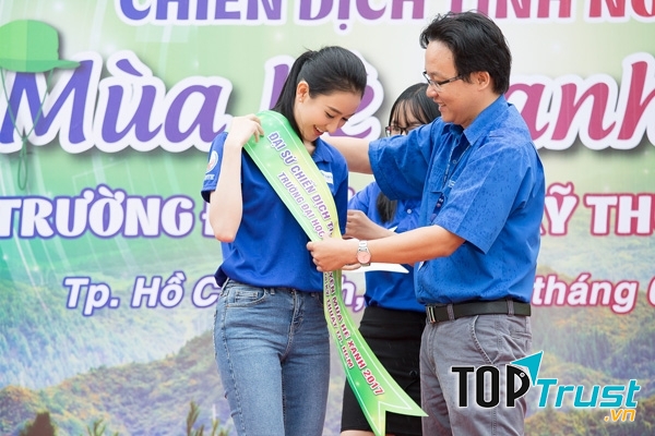 Á hậu Hà Thu đội mưa tới dự Lễ ra quân “Mùa hè xanh 2017”