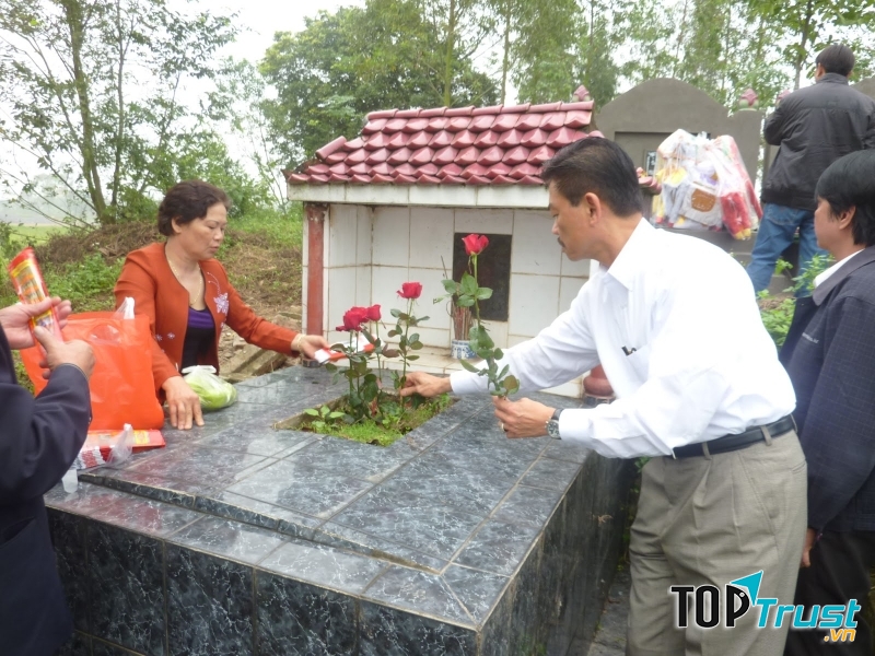 Thăm mộ tổ tiên