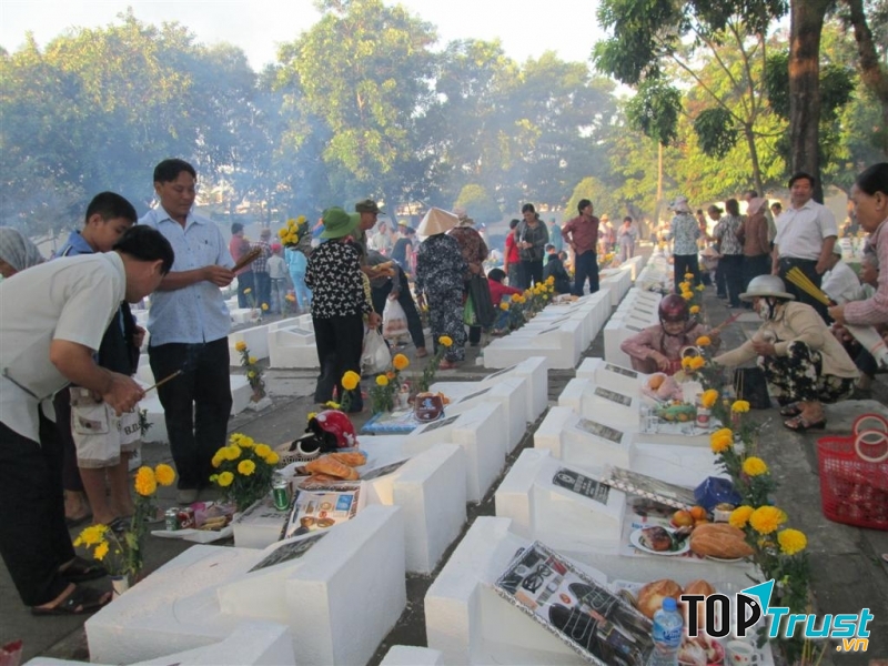 Thăm mộ tổ tiên vào cuối tháng Chạp