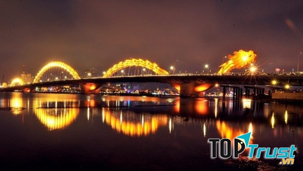 Cầu Rồng về đêm.