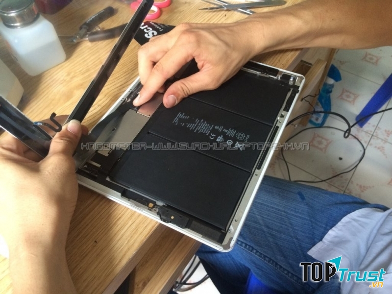 Kỹ thuật viên HNCOM thay màn hình cho iPad