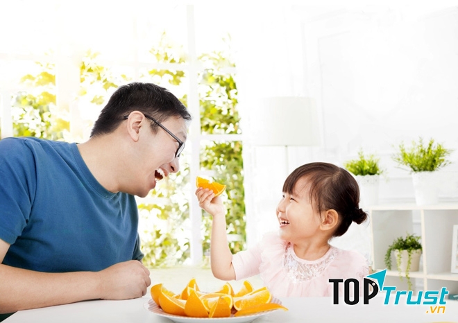 Thể hiện tình cảm với con trẻ