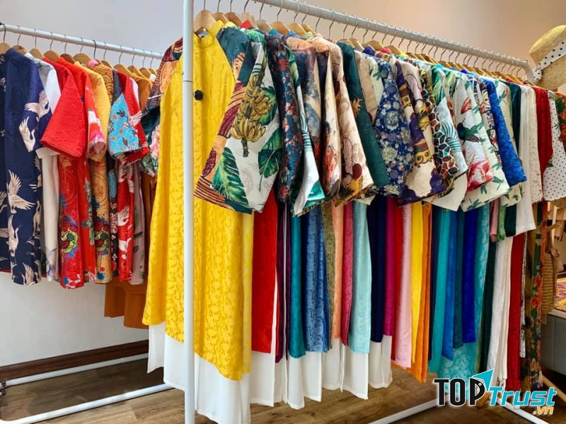 Với chất liệu và kiểu dáng sang trọng những bộ áo dài cách tân của The Kat House đã làm siêu lòng rất nhiều quý cô