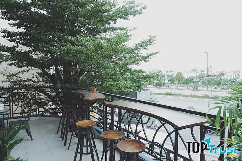 Không gian phía bên ngoài ban công của quán