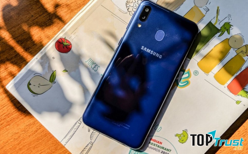 Thiết kế của Galaxy M20