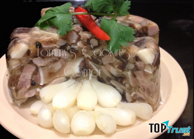 Món thịt đông ngày Tết ăn kèm với dưa hành sẽ không còn bị ngấy mà cho ta vị giác ngon hơn