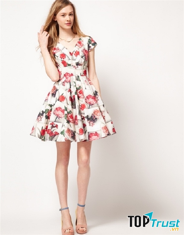 Những trang phục gắn liền với họa tiết hoa chưa bao giờ là lỗi mốt