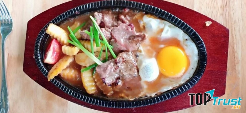 Vị pate ngon, trứng ốp béo ngậy cùng nước dùng đậm đà là siêu phẩm của món ăn nà