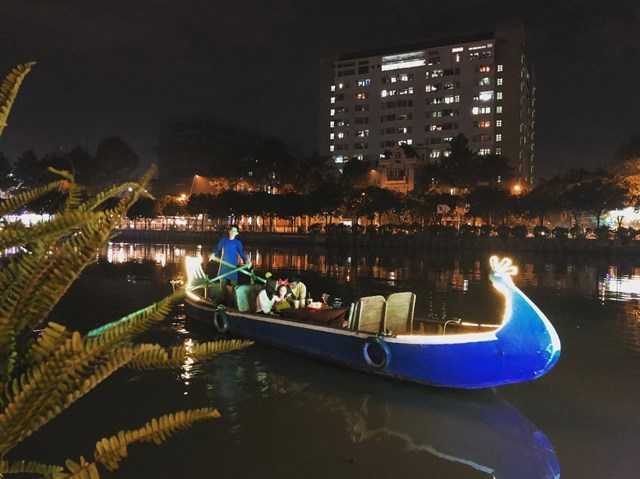 Buổi tối được lênh đênh trên thuyền, vừa uống cà phê vừa ngắm cảnh