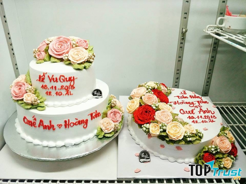 Bánh kem còn có thể được biến tấu thành bánh cưới, rất sang trọng.