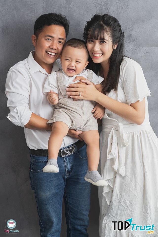 Gia đình ba người được chụp bởi Tí Nị studio