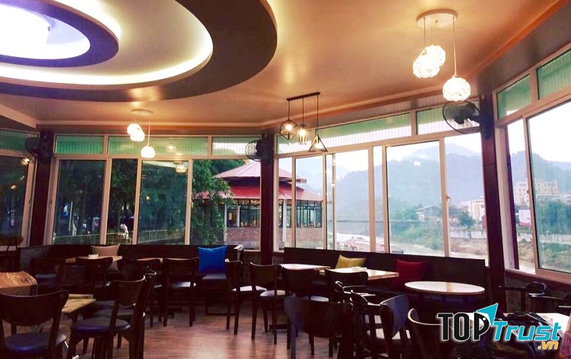 Được thiết kế theo hình bát giác với cửa kính toàn bộ khiến cho không gian quán lúc nào cũng tràn ngập ánh sáng tự nhiên