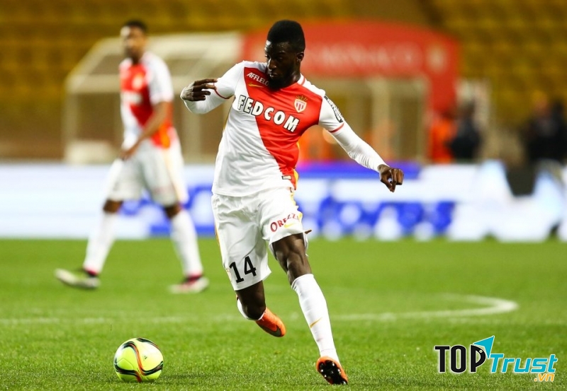 Tiemoue Bakayoko thi đấu rất xông xáo