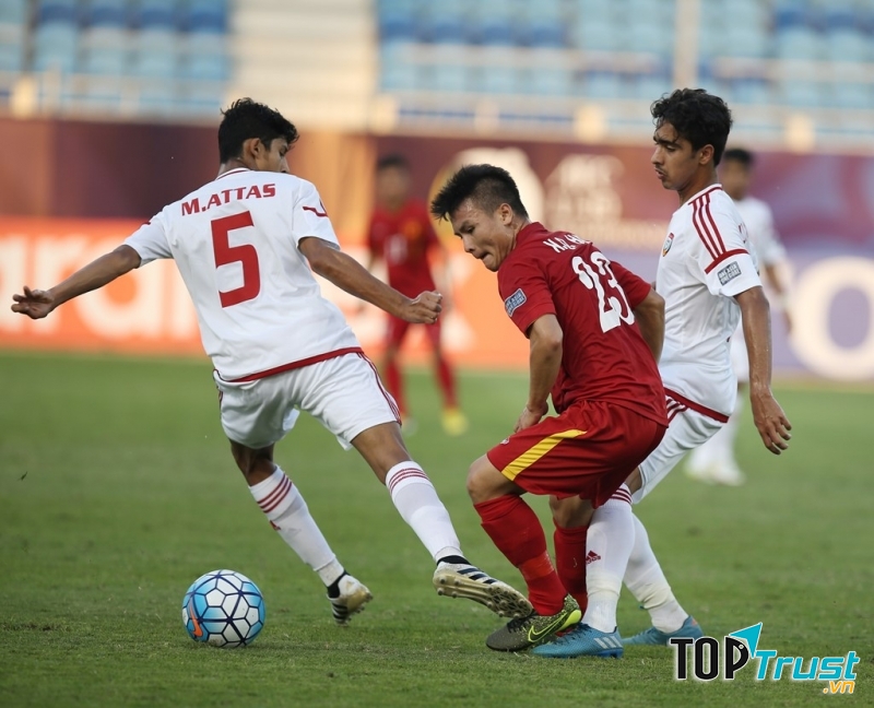 Quang Hải trong vòng vây của 2 cầu thủ UAE