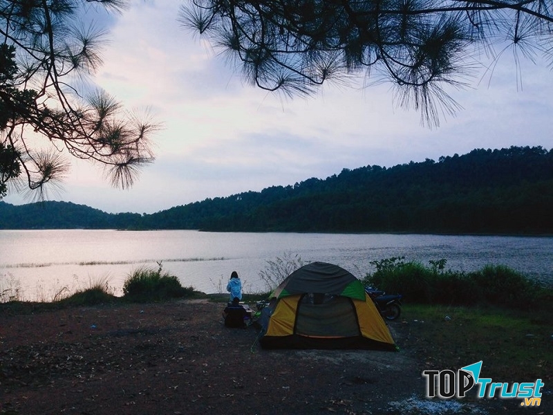 Một chiếc lều có giá thuê ngày dưới 100.000 đồng có thể chứa tối đa 5 người