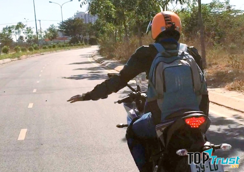 Tín hiệu tay khi tham gia theo đoàn