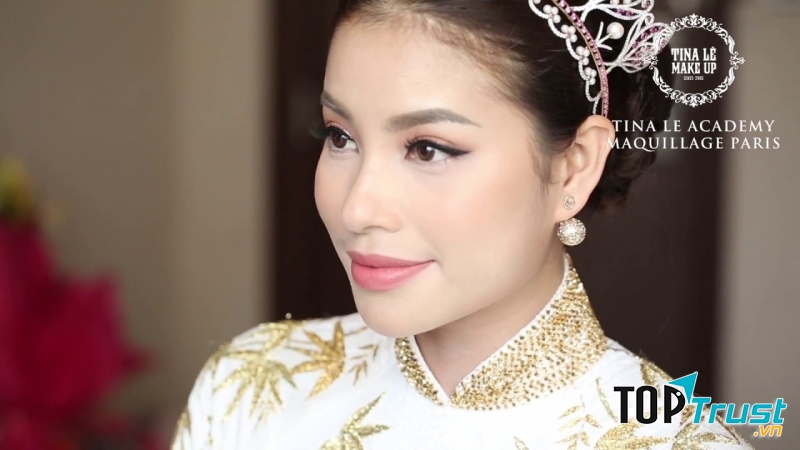 Hoa hậu Phạm Hương với bàn tay makeup của Tina Lê