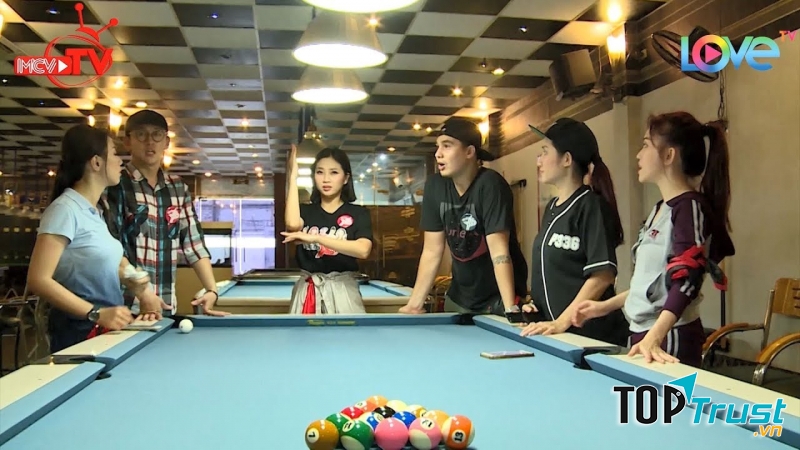 Học sinh đánh bi a mặc dù đã đến giờ lớp