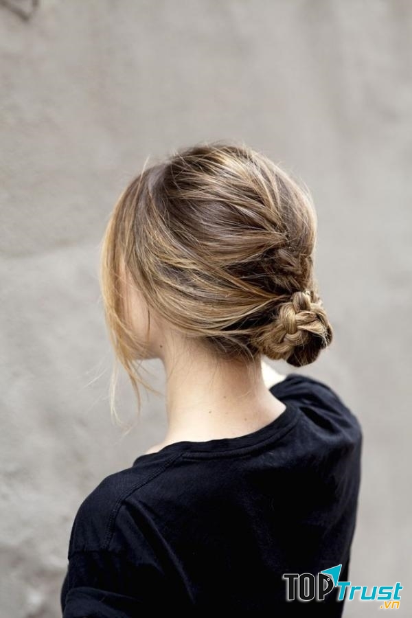 Tóc búi thấp đơn giản